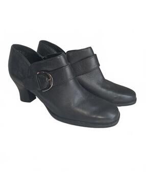 Clarks Black Academic Leather Buckle Strap Low Heel Ankle Bootie Size 7 Preppy